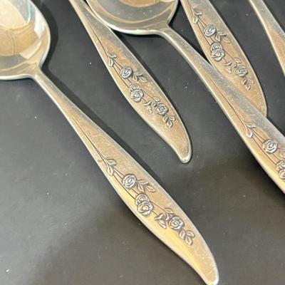 LOT 126K: Oneida Heirloom Sterling Silver "Young Love" Pattern Flatware set in Case - 2,228+ Grams