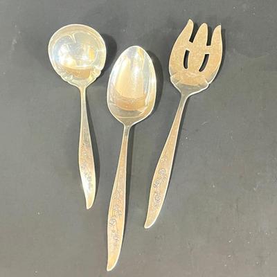 LOT 126K: Oneida Heirloom Sterling Silver "Young Love" Pattern Flatware set in Case - 2,228+ Grams