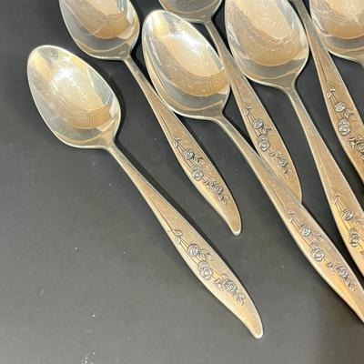 LOT 126K: Oneida Heirloom Sterling Silver "Young Love" Pattern Flatware set in Case - 2,228+ Grams