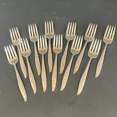 LOT 126K: Oneida Heirloom Sterling Silver "Young Love" Pattern Flatware set in Case - 2,228+ Grams