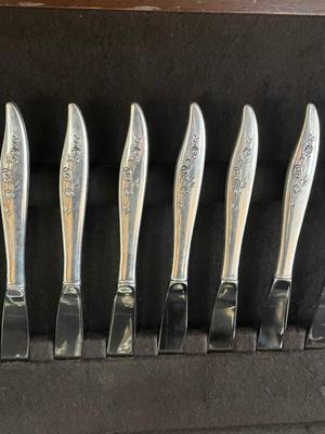 LOT 126K: Oneida Heirloom Sterling Silver "Young Love" Pattern Flatware set in Case - 2,228+ Grams