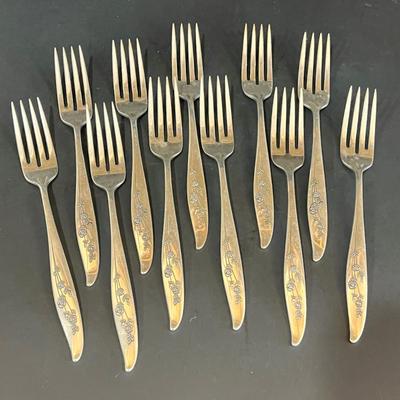 LOT 126K: Oneida Heirloom Sterling Silver "Young Love" Pattern Flatware set in Case - 2,228+ Grams