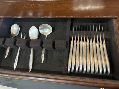 LOT 126K: Oneida Heirloom Sterling Silver "Young Love" Pattern Flatware set in Case - 2,228+ Grams