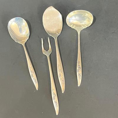 LOT 126K: Oneida Heirloom Sterling Silver "Young Love" Pattern Flatware set in Case - 2,228+ Grams