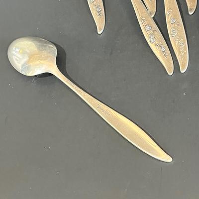 LOT 126K: Oneida Heirloom Sterling Silver "Young Love" Pattern Flatware set in Case - 2,228+ Grams
