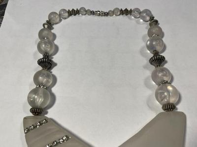 Vintage Mid-Century Preowned 16" Lucite Unique Fashion Necklace in Very Good Condition as Pictured. FREE DOMESTIC SHIPPING.