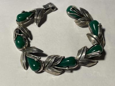 Vintage Mexican Sterling Silver 7" Green Onyx Stone Bracelet 29.7 Grams TW in Fair to Good Used Condition as Pictured. FREE DOMESTIC...