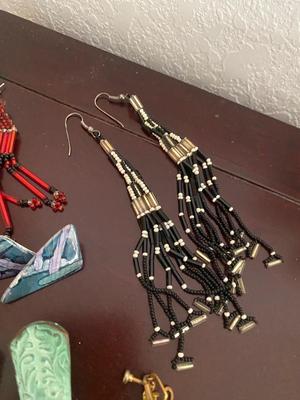 A COLLECTION OF COSTUME JEWELRY