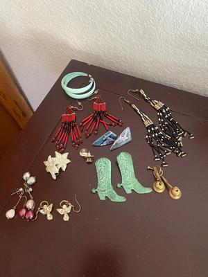 A COLLECTION OF COSTUME JEWELRY