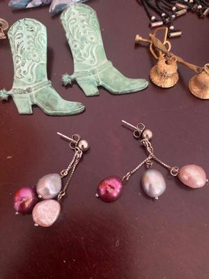 A COLLECTION OF COSTUME JEWELRY