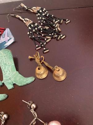 A COLLECTION OF COSTUME JEWELRY