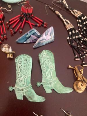 A COLLECTION OF COSTUME JEWELRY