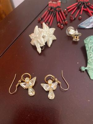 A COLLECTION OF COSTUME JEWELRY