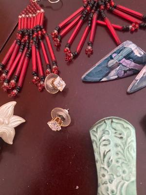 A COLLECTION OF COSTUME JEWELRY