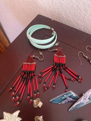 A COLLECTION OF COSTUME JEWELRY