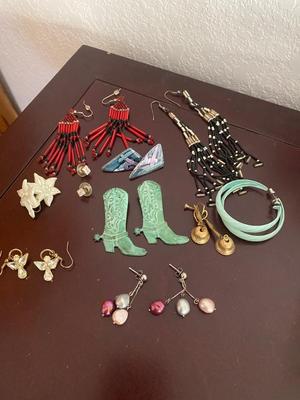 A COLLECTION OF COSTUME JEWELRY