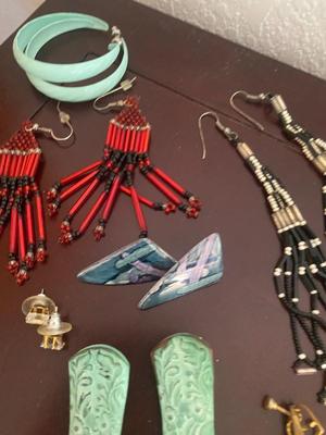 A COLLECTION OF COSTUME JEWELRY