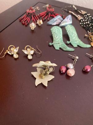 A COLLECTION OF COSTUME JEWELRY