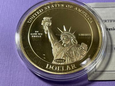 JOHN F. KENNEDY PRESIDENTIAL TRIAL DOLLAR PROOF GOLD-TONE MEDAL BY THE AMERICAN MINT AS PICTURED.