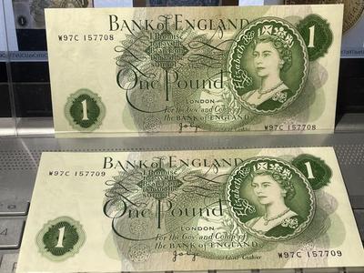 3-Bank Of England One Pound Banknotes/Currency w/Consecutive Serial Numbers W97C 157708/157709/157710 in AU-UNC Conditions