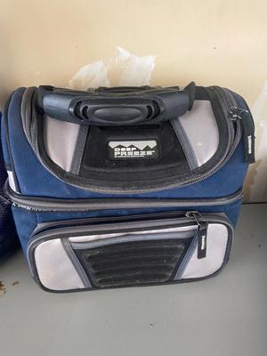 NICE LUNCH BOXES AND LARGE INSULATED BAG