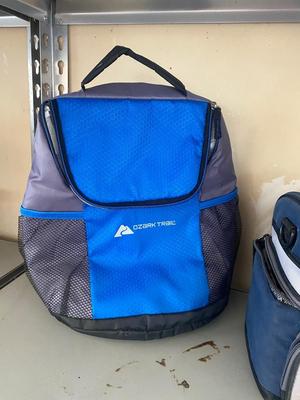 NICE LUNCH BOXES AND LARGE INSULATED BAG