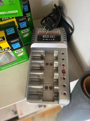 RECHARGEABLE BATTERY CHARGER AND MANY LIGHT BULBS
