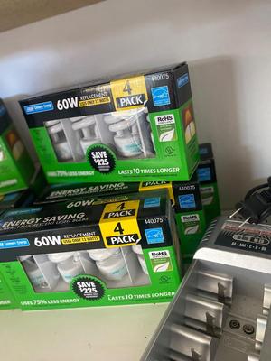 RECHARGEABLE BATTERY CHARGER AND MANY LIGHT BULBS