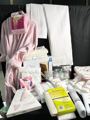 Lot W 628 Pink & White Bath Time Essentials And Decor