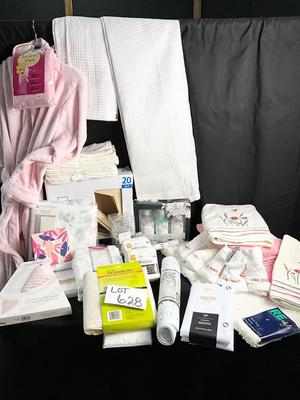 Lot W 628 Pink & White Bath Time Essentials And Decor