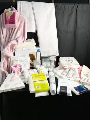 Lot W 628 Pink & White Bath Time Essentials And Decor
