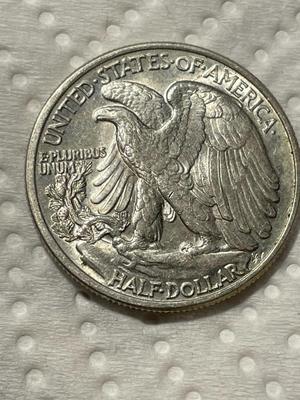 1946-P UNCIRCULATED CONDITION WALKING LIBERTY SILVER HALF DOLLAR AS PICTURED. (COIN-1). FREE DOMESTIC SHIPPING.