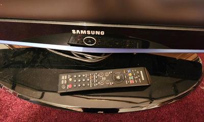 Lot #47 Samsung Flat Screen tv - 40" w/stand and remote - Works