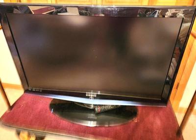 Lot #47 Samsung Flat Screen tv - 40" w/stand and remote - Works