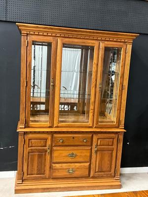 Lot P 640 Vintage Richardson Brothers Company Oak Lighted China Cabinet