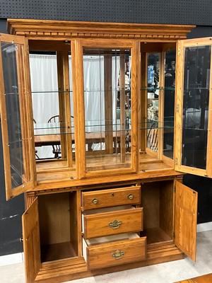 Lot P 640 Vintage Richardson Brothers Company Oak Lighted China Cabinet