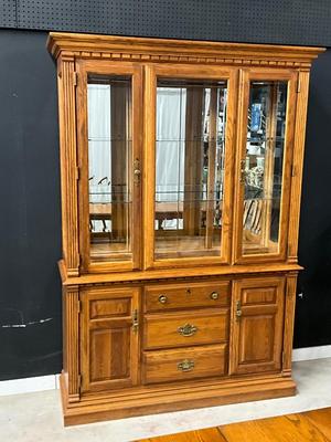 Lot P 640 Vintage Richardson Brothers Company Oak Lighted China Cabinet
