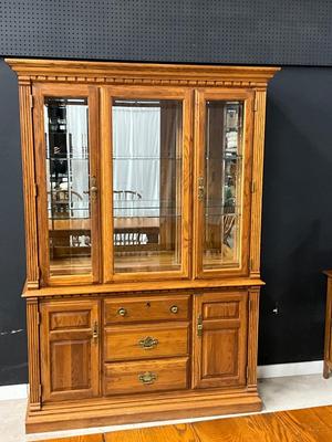 Lot P 640 Vintage Richardson Brothers Company Oak Lighted China Cabinet