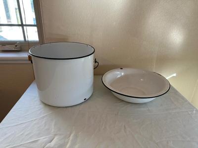 A LARGE ENAMEL STOCK POT AND BOWL