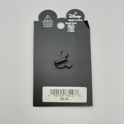 LOT 124J: Disney Christmas - 16" Flip Flop Necklace & Trading Pins - Happy Holidays Mickey and Minnie, Stitch as Santa &...