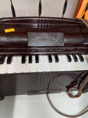 DJ record player & Magnus piano
