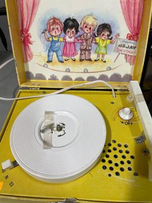 DJ record player & Magnus piano