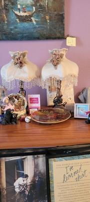 Pair of lamps, three framed inspirational