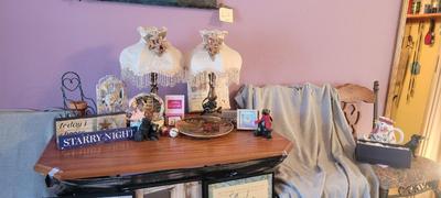 Pair of lamps, three framed inspirational