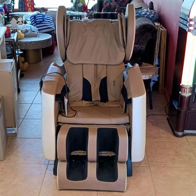 LOT 5B: Real Relax SS01 Zero Gravity Massage Chair