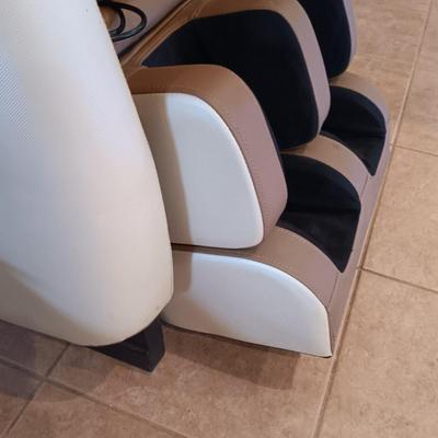 LOT 5B: Real Relax SS01 Zero Gravity Massage Chair