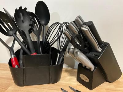Crofton Knife Set with Serving Utensils in caddy