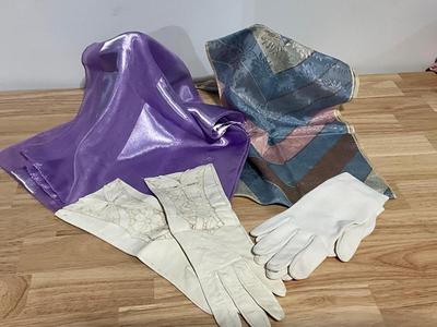Silk scarves with Madova leather gloves Plus