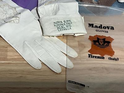 Silk scarves with Madova leather gloves Plus