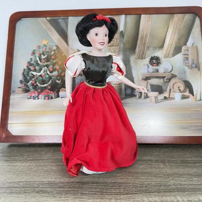 LOT 301B: Vintage Retired Disney Christmas Snow White and the Seven Dwarfs Ashton Drake Galleries Porcelain Dolls w/ Wooden Backdrop
